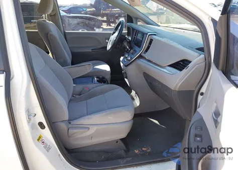 2016 Toyota Sienna Le 8 Passenger z USA, uszkodzony, nr VIN 5TDKK3DCXGS752126